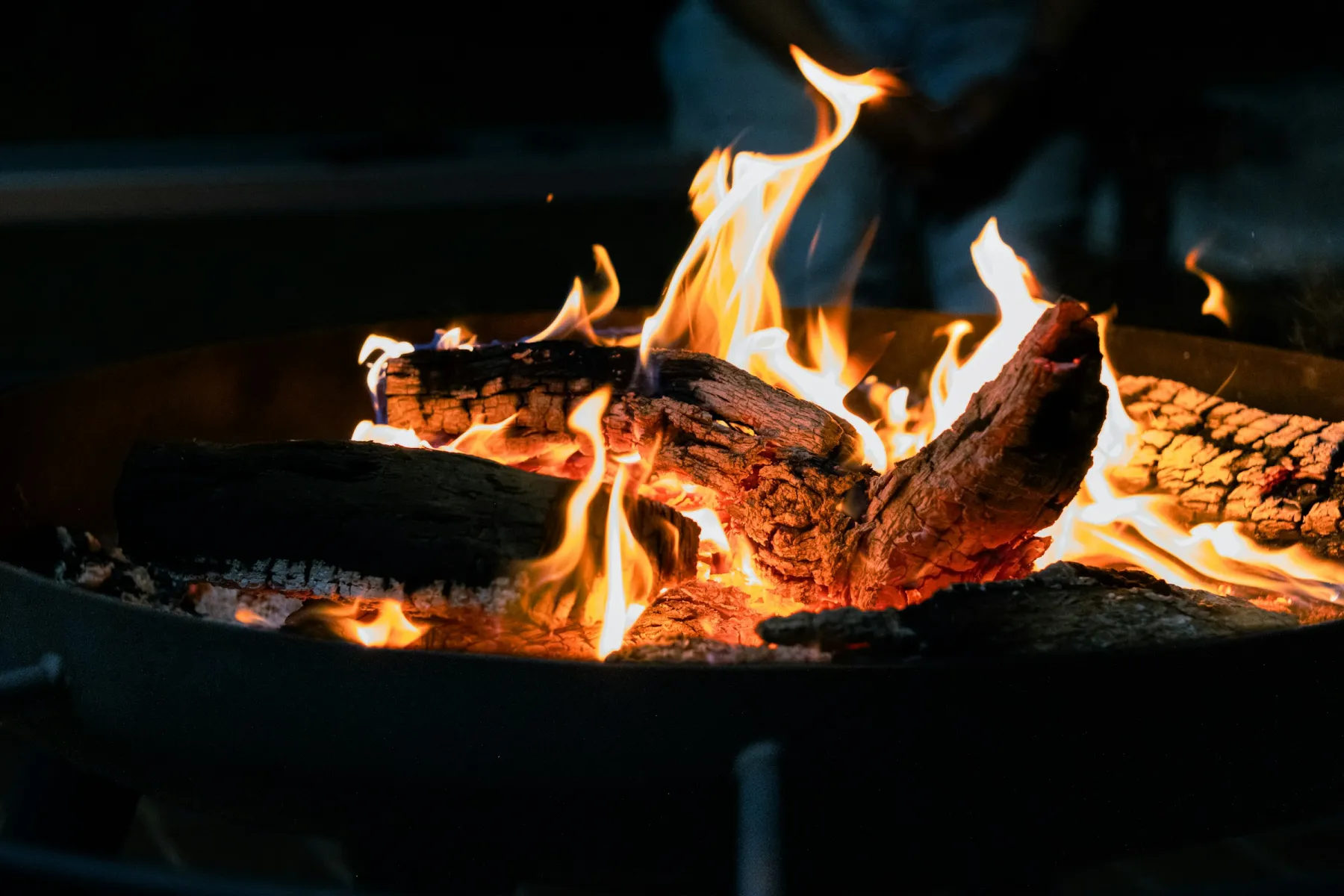 Flammes en gros plan sur fond sombre
