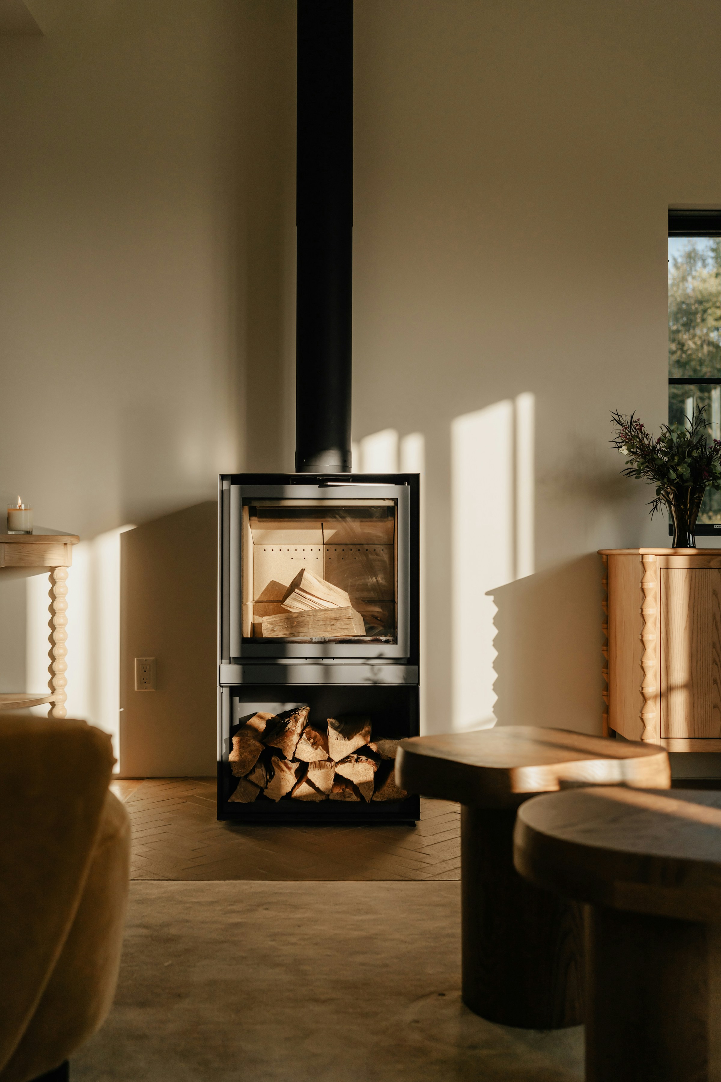 Poêle mixte bois et granulés dans un intérieur moderne