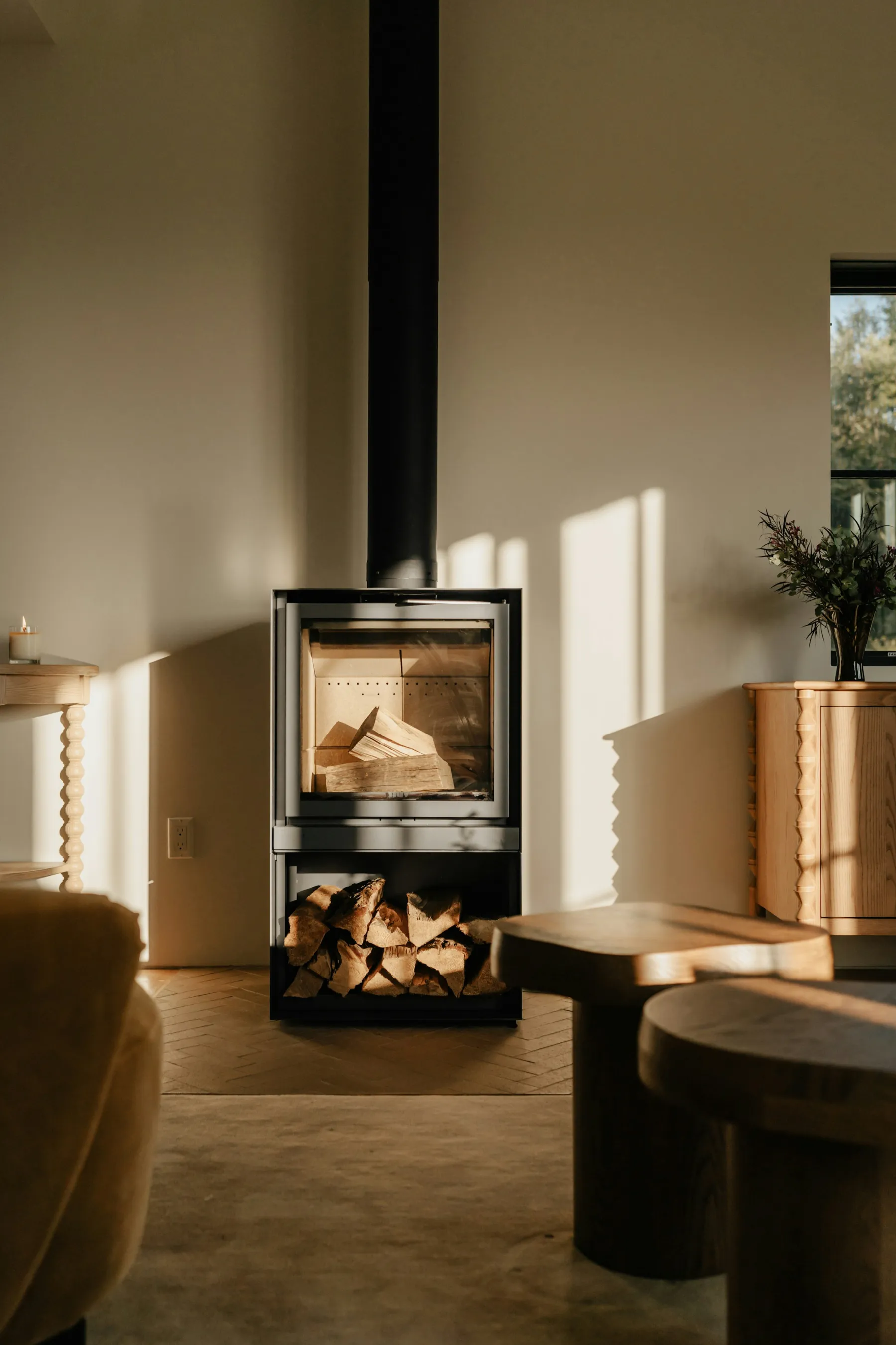 Poêle mixte bois et granulés dans un intérieur moderne