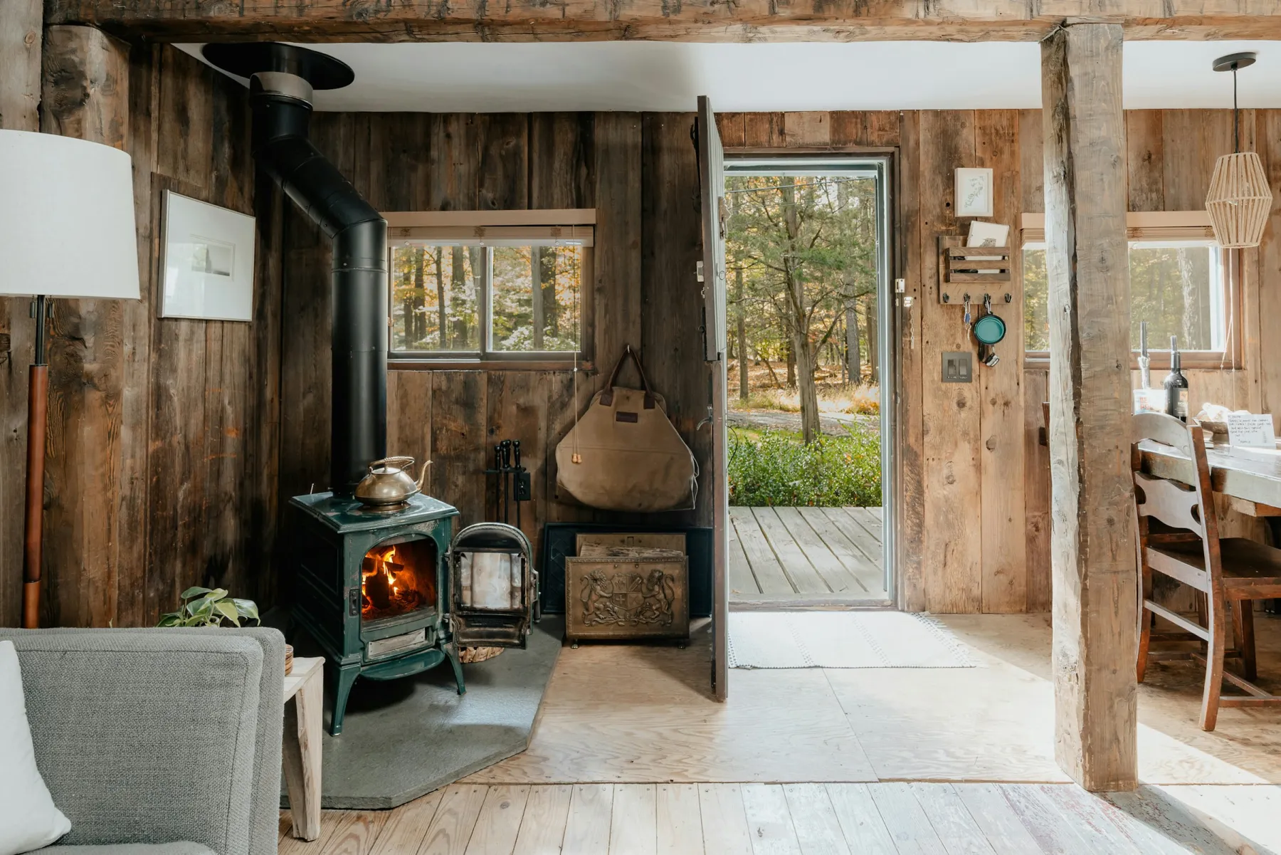 Poêle mixte dans un intérieur épuré